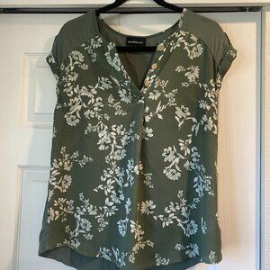 Fortune & Ivy floral green top, Size Small